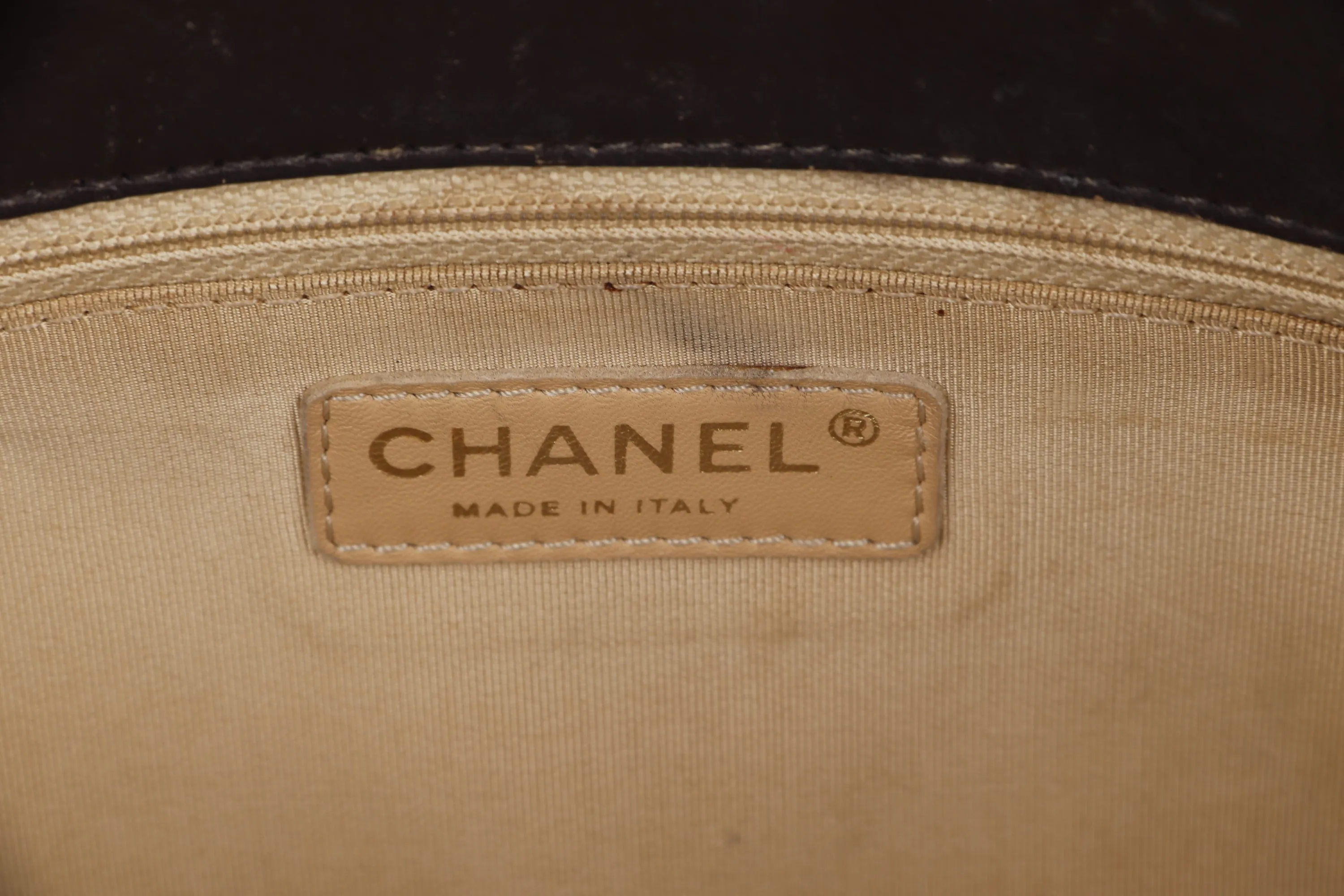 CHANEL QUILTED MATELASSE LAMBSKIN CC LOGO SHOULDER BAG (1739xxxx) GOLD HARDWARE, NO  & DUST COVER
