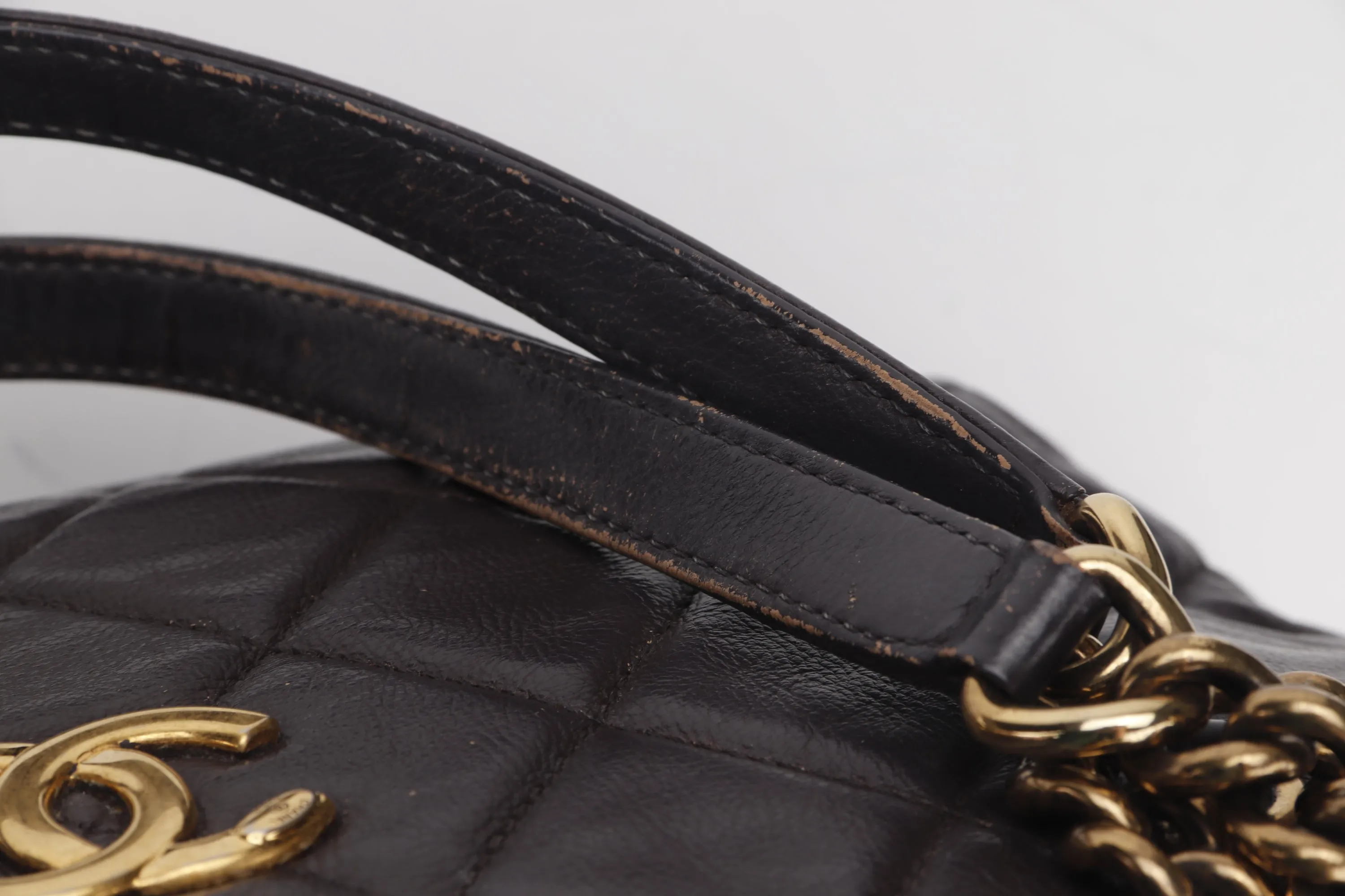 CHANEL QUILTED MATELASSE LAMBSKIN CC LOGO SHOULDER BAG (1739xxxx) GOLD HARDWARE, NO  & DUST COVER