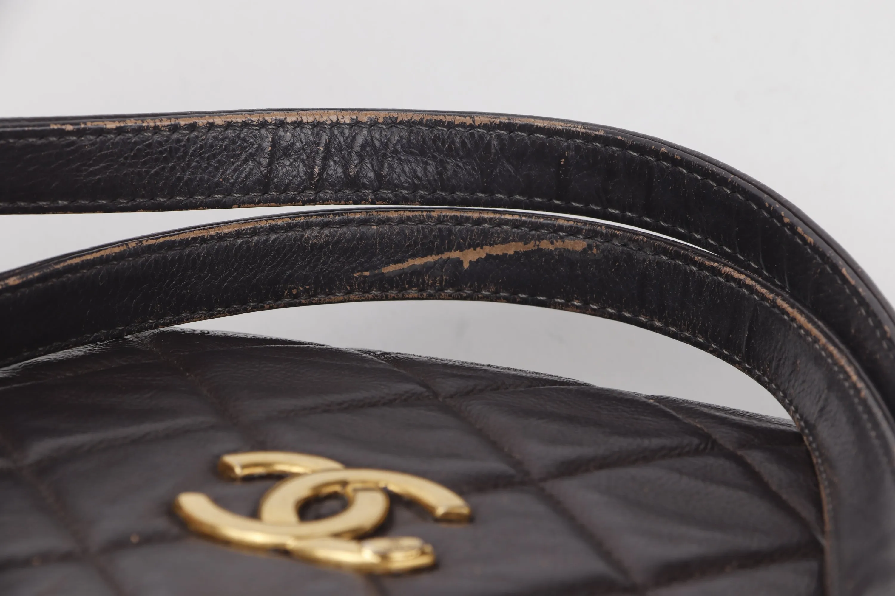 CHANEL QUILTED MATELASSE LAMBSKIN CC LOGO SHOULDER BAG (1739xxxx) GOLD HARDWARE, NO  & DUST COVER